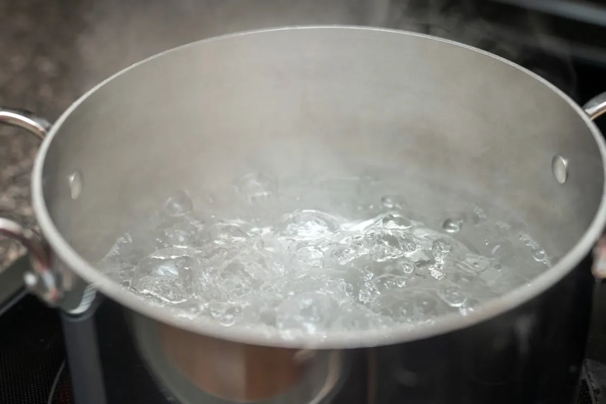 Waarom kokend water in de gootsteen gevaarlijk kan zijn