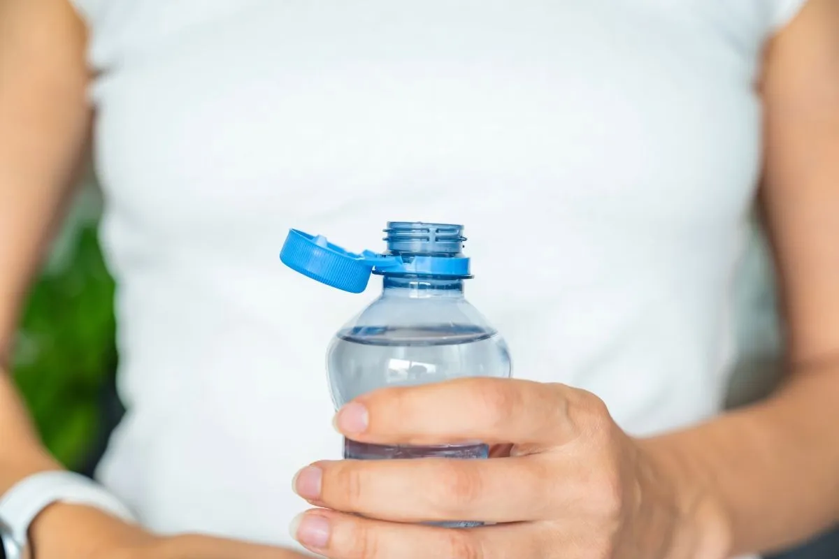 Hoe onaangename geuren in plastic flessen aanpakken